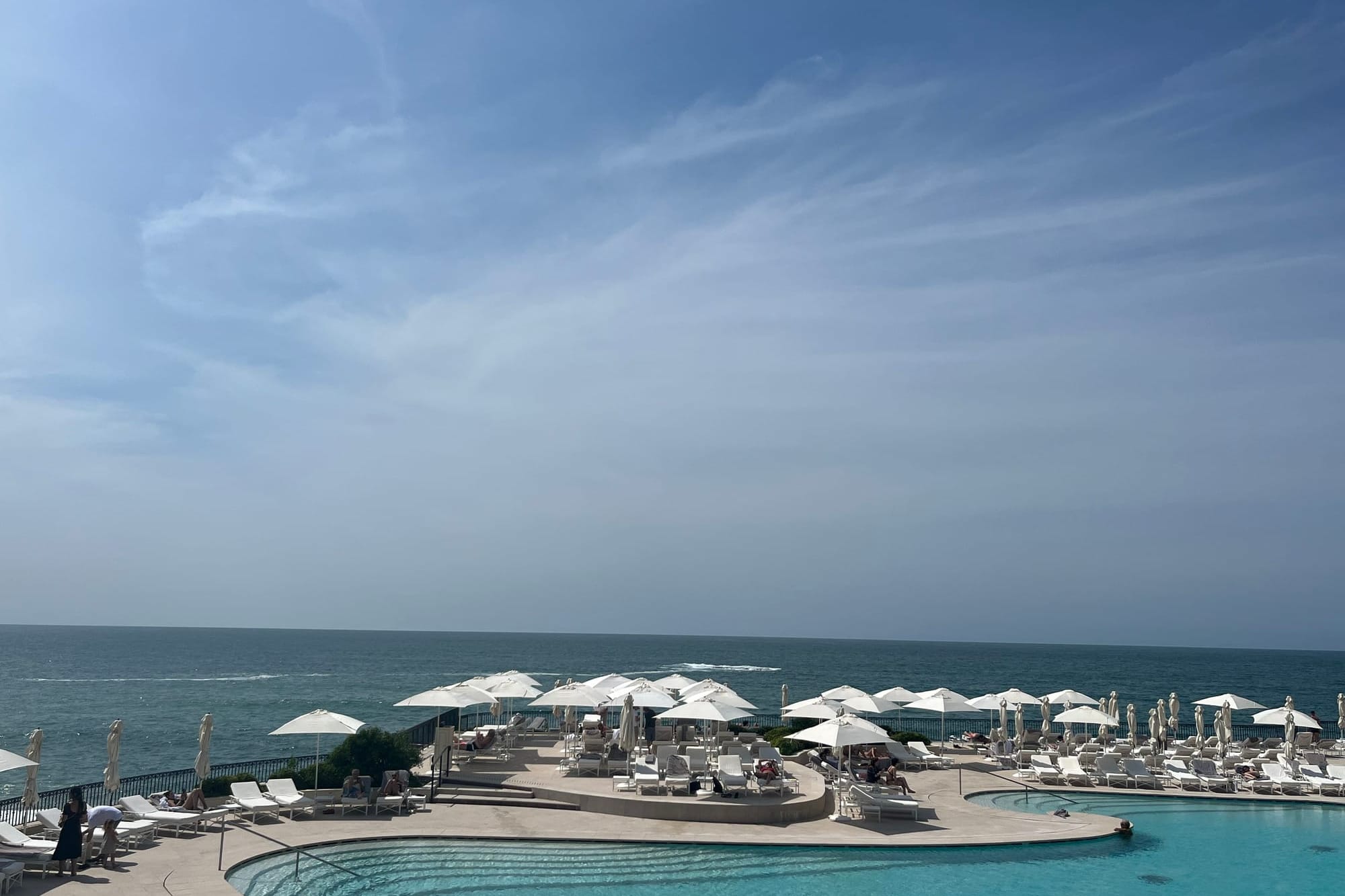 Vue de la piscine à l'hôtel du Palais